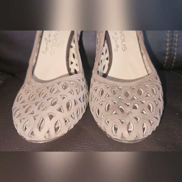 Marchez Vous by Yardley Taupe Italian Made Suede Cutout Stiletto Pumps Sz 6.5 - Picture 5 of 15